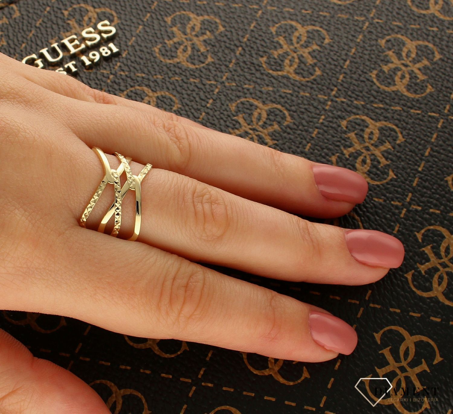 Złoty pierścionek szeroka obrączka modny wzór PI 5712 (1).jpg